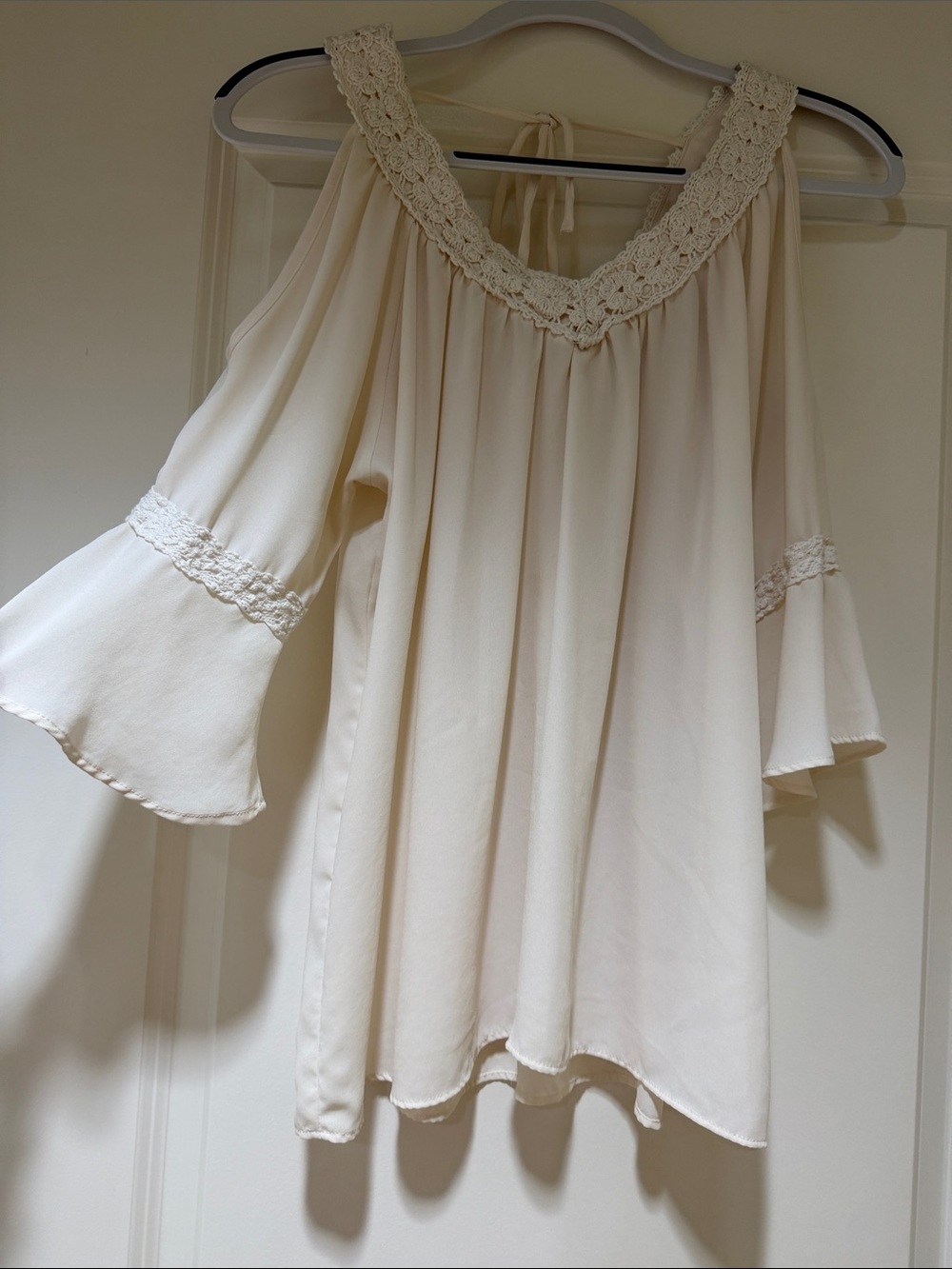 Women's Cream Crochet-Trim Cold Shoulder Blouse, sz M